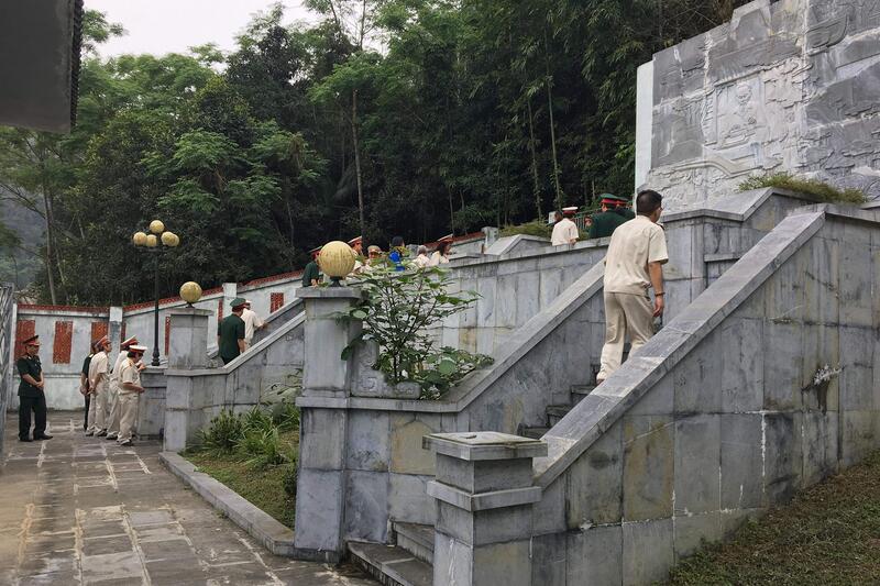 Du khách tham quan di tích Bản Ca, xã Bình Trung