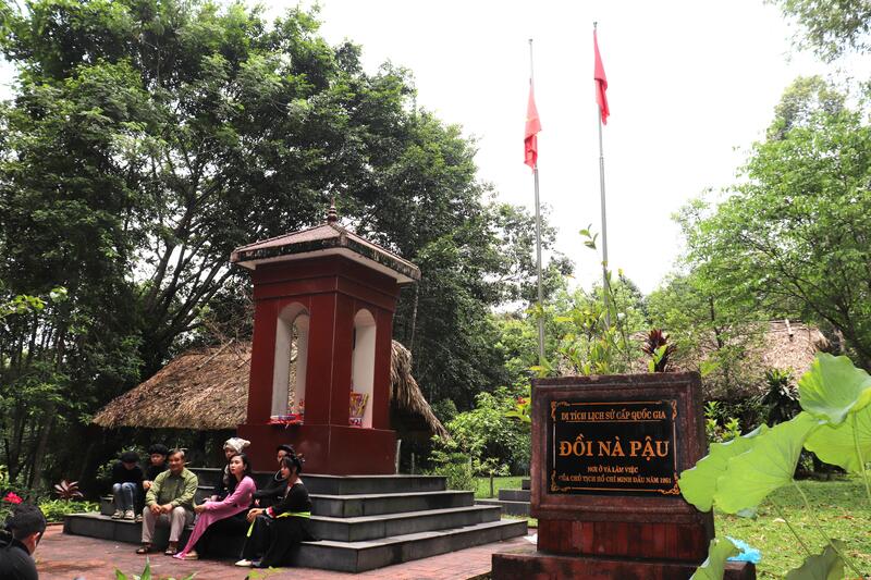 Cựu Chiến binh xã Lương Bằng kể chuyện cho khách du lịch về di tích Nà Pậu - Ảnh Hà Tuyết