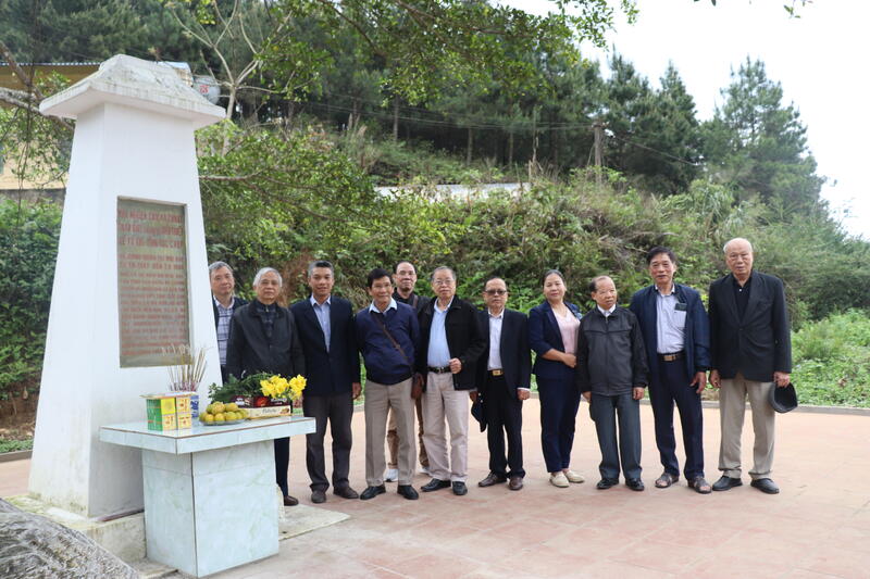Cựu chiến binh Cục Quân giới tham quan điểm di tích Phja Khao- Nha nghiên cứu kỹ thuật tại thôn Phja Khao xã Bản Thi - Ảnh Hà Tuyết