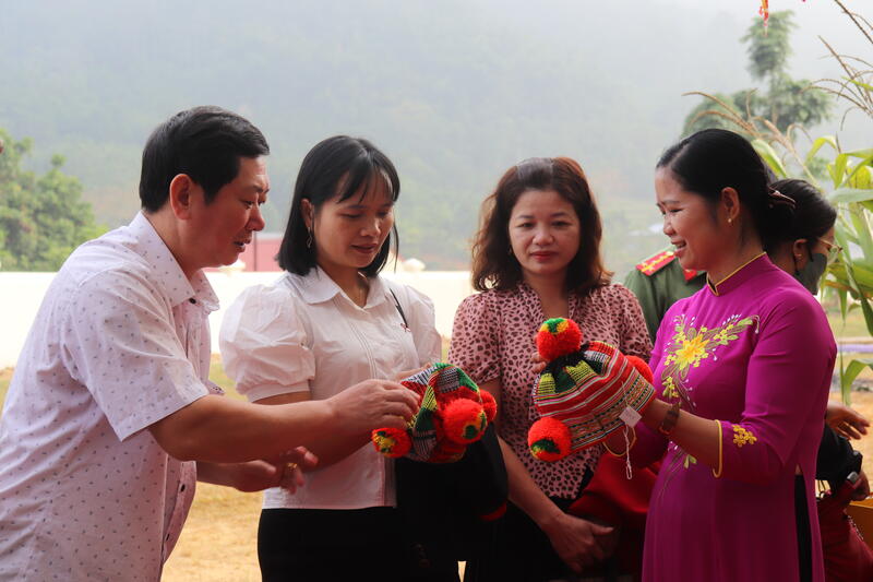 Đồng chí Ma  Thị Na, Phó Bí Thường trực Huyện ủy, Chủ tịch HĐND huyện trải nghiệm sản phẩm du lịch mang đậm bản sắc văn hoá vùng ATK - Ảnh Nông Đuổng