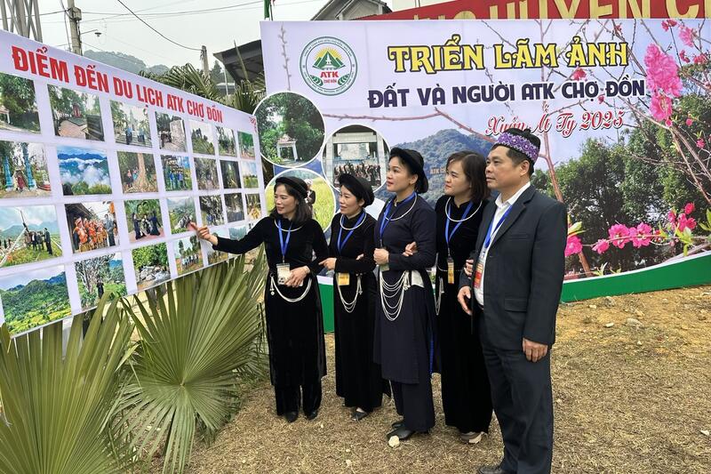 Không gian triển lãm ảnh tại Hội xuân  ATK  2025 ( Ảnh Hà Tuyết)