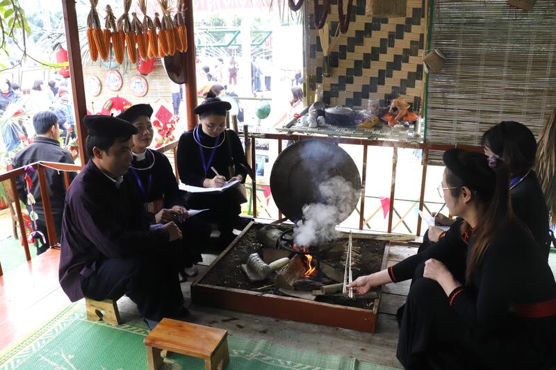 Một góc nhà sàn của người Tày được tái hiện trong Hội Xuân ATK  Chợ Đồn, năm 2025 ( Ảnh Hà Tuyết)