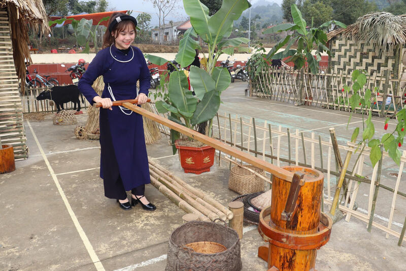 Phụ nữ dân tộc Tày trong trang phục truyền thống ( Ảnh Nông Đuổng)