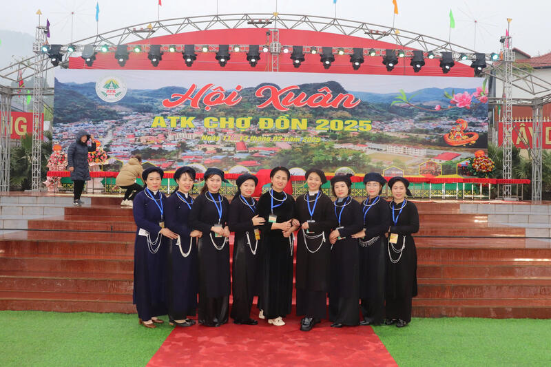 Bộ y phục  truyền của người Tày luôn được chị em phụ nữ huyện Chợ Đồn sử dụng vào các dịp Lễ, Hội ( Ảnh Nông Đuổng)