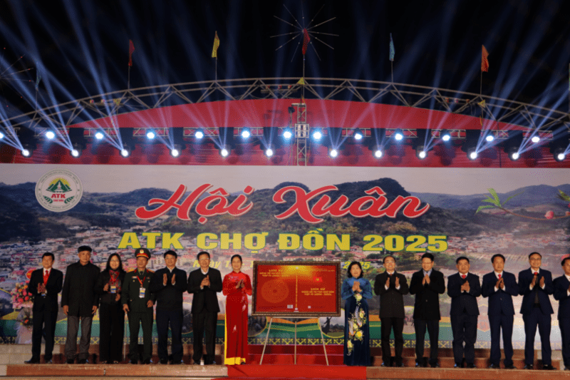 Ra mắt cuốn Lịch sử Đảng bộ huyện Chợ Đồn, giai đoạn 2005-2025 ( Ảnh Nông Đuổng)