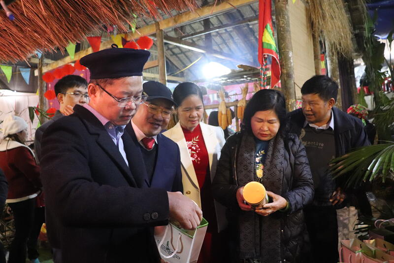 Lãnh đạo tỉnh, huyện thăm quan các gian trưng bày sản phẩm nông sản địa phương tại các Trại Cụm, Khối tại Hội Xuân ATK năm Ất Tỵ 2025( Ảnh Nông Đuổng)