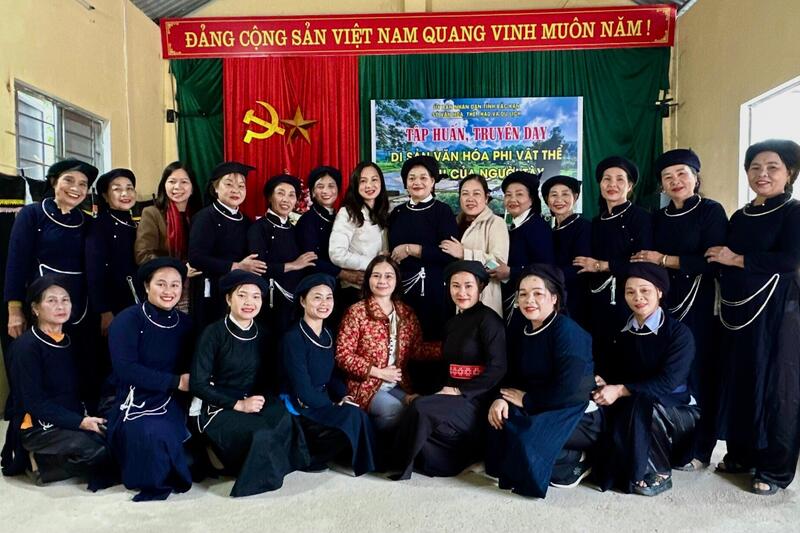 Lớp truyền dạy hát ru được tổ chức tại xã Đồng Thắng để bảo tồn di sản ( Tác giả: Hà Tuyết)