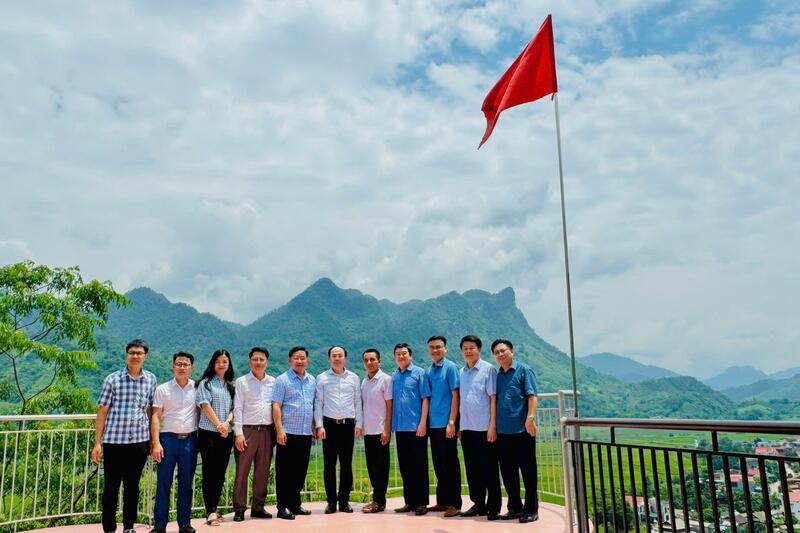 Đoàn Công tác của lãnh đạo tỉnh Bắc Kạn ghé thăm điểm chek in Tài Ngào, thôn Cọn Poỏng - Nam Cường ( Tác giả: Hà Tuyết)