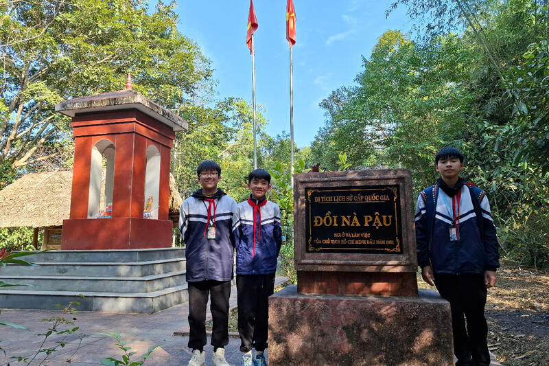 Đoàn cán bộ, Y Bác Sỹ Bệnh viện Đa Khoa Bắc Kạn thăm quan, chụp ảnh tại nhà lưu niệm di tích Nà Pậu ( Tác giả: Hà Tuyết)