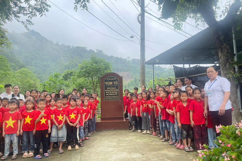 Giáo viên và học sinh trường Tiểu học Bằng Lãng thăm quan Di tích Tủm Tó ở xã Bằng Lãng, nơi Bác Hồ dừng chân ngày 16 tháng 5 năm 1945, trên đường từ Pác Bó qua Chợ Đồn về Tân Trào lãnh đạo tổng khởi nghĩa năm 1945 ( Tác giả: Hà Tuyết).