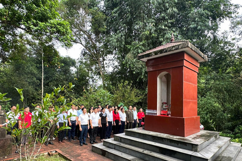 Lãnh đạo huyện Chợ Đồn, dâng hương tại di tích Nà Pậu, nơi Bác hồ sống và làm việc năm 1950-1951 ( Tác giả: Hà Tuyết)