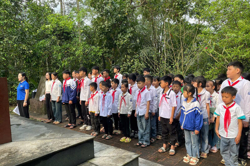Các cháu học sinh trường TH&THCS Bằng Phúc dâng hương, báo công tại Di tích Nà Pậu ( Tác giả: Hà Tuyết)