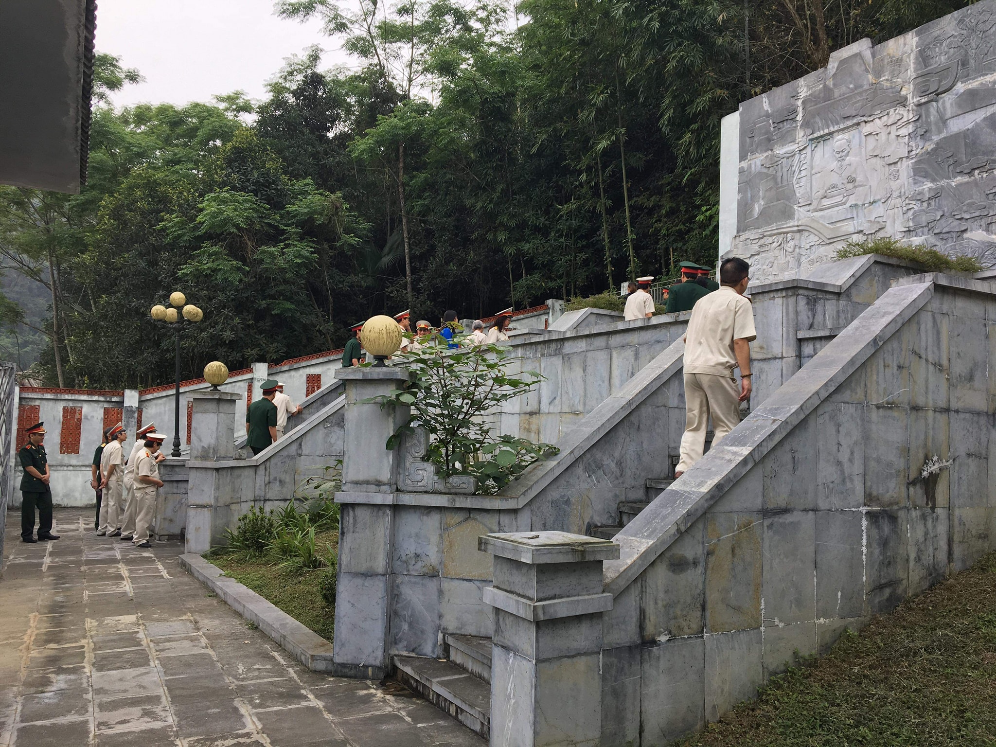 15-4_Du_khach_tham_quan_di_tich_Ban_Ca__xa_Binh_Trung_5ea4b
