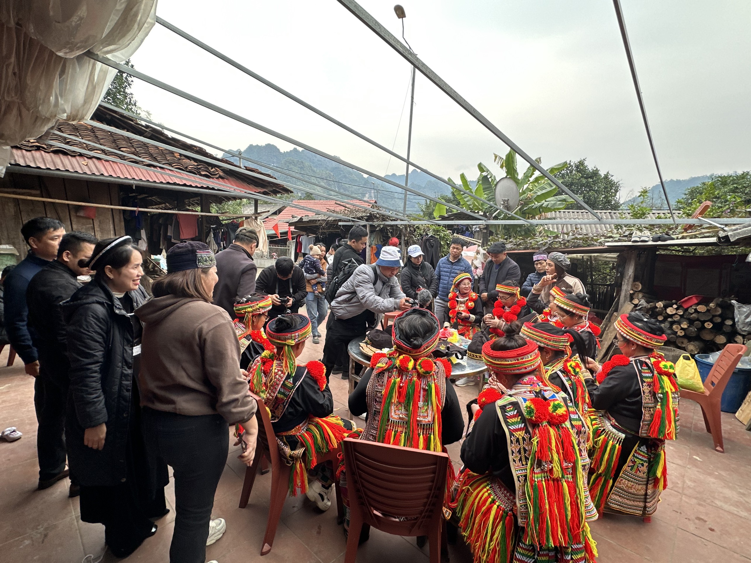 27-12Trai_nghiem_theu_hoa_van_tren_trang_phuc_nguoi_Dao_Do_tai_thon_Phieng_Ca_-_Anh_Ha_Tuyet_1940e