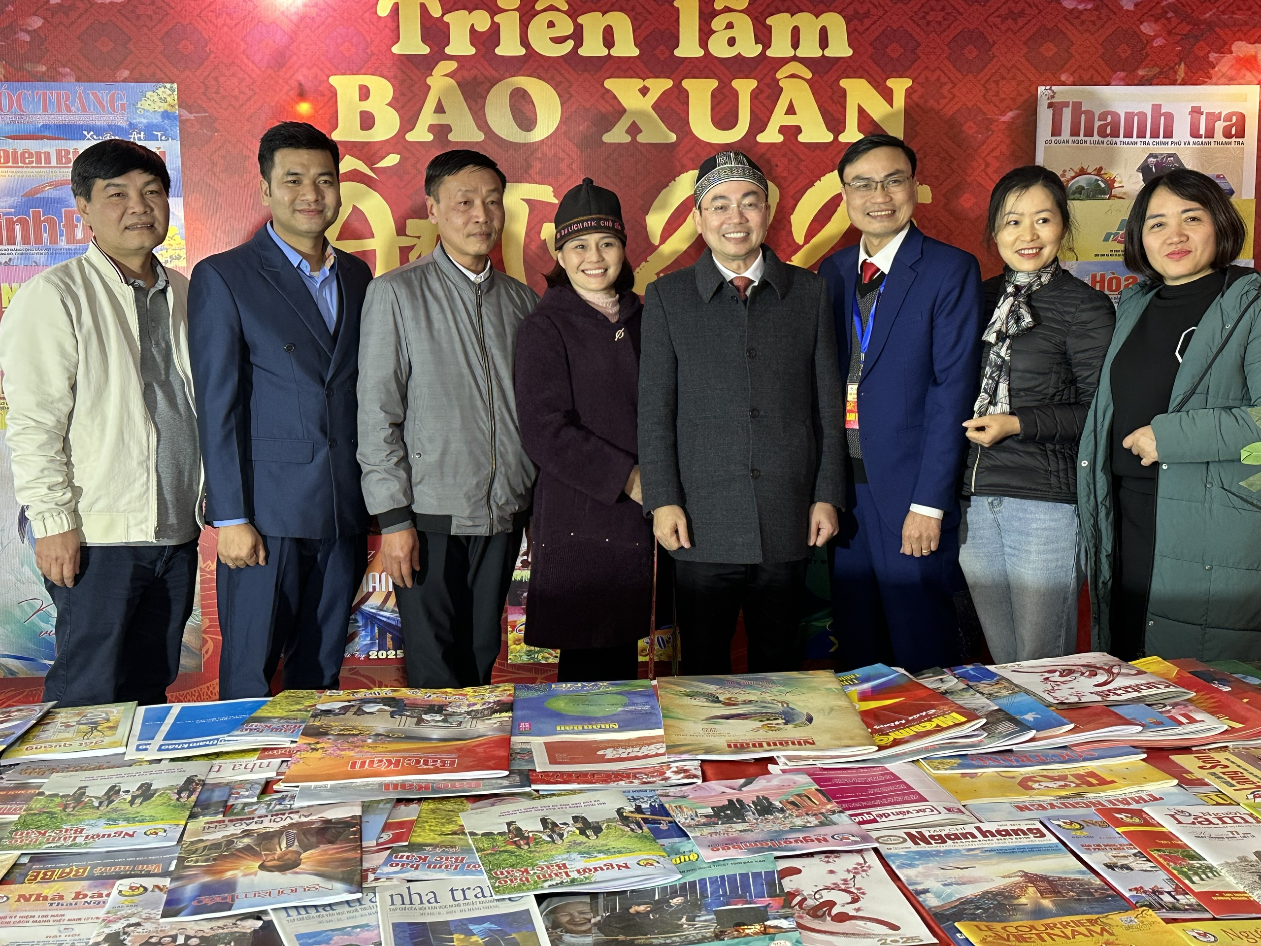 22-2_Dong_chi_Nguyen_Dang_Binh__Pho_bi_thu_tinh_uy__Chu_tich_UBND_tinh__nguoi_dung_thu_tu_tu_phai_sang__tham_quan_chup_anh_luu_niem_tai_khong_gian_trien_lam_Bao_xuan_ccdaf