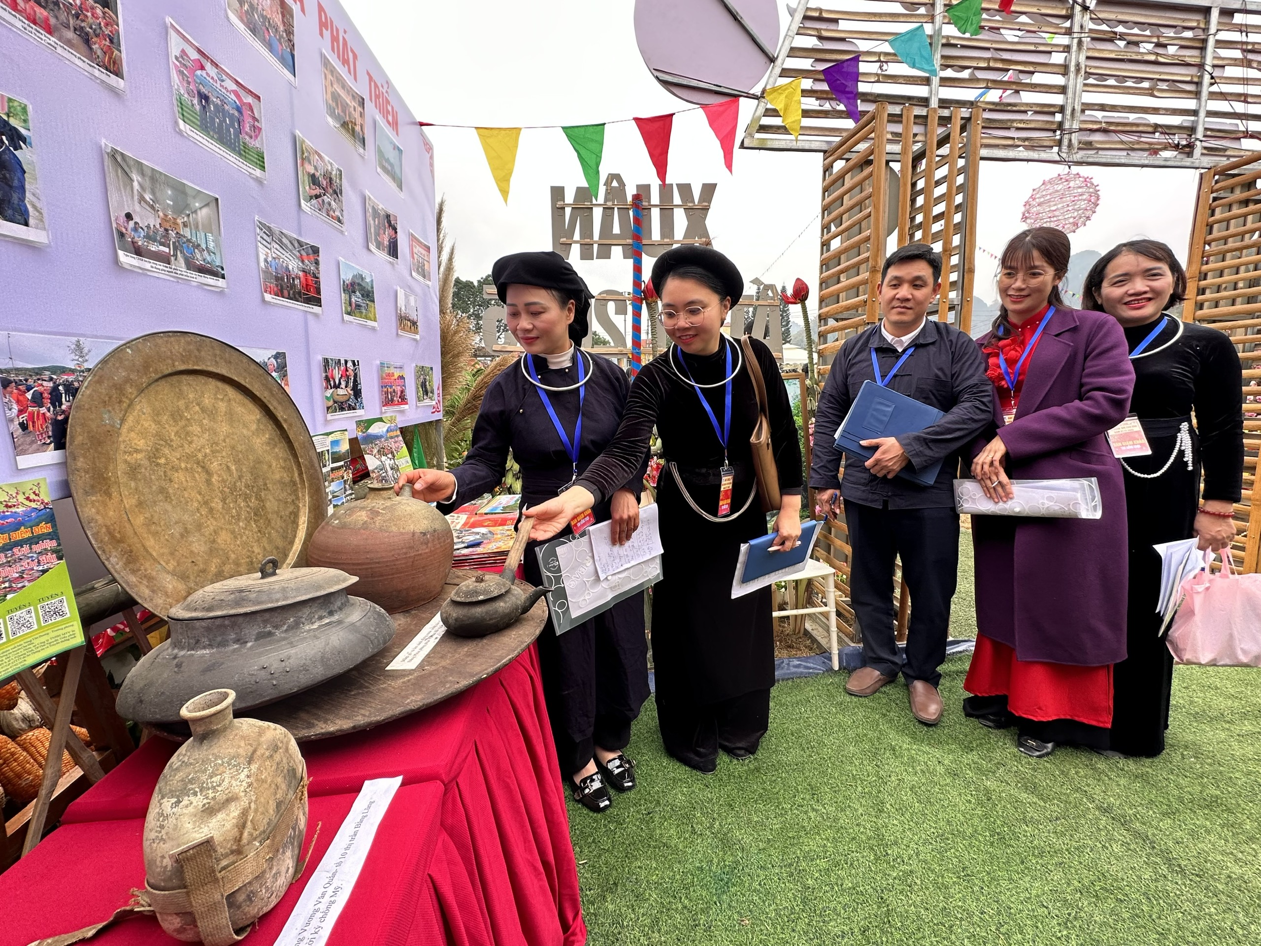 22-2_Nhung_hien_vat_lich_su__do_dung_gan_voi_doi_song_sinh_hoat_cua_nguoi_dan_trong_2_cuoc_khang_chien_chong_thuc_dan_Phap_va_chong_de_quoc_My_duoc_trung_bay_trien_lam_tai_Hoi_Xuan_ATK_cdedc