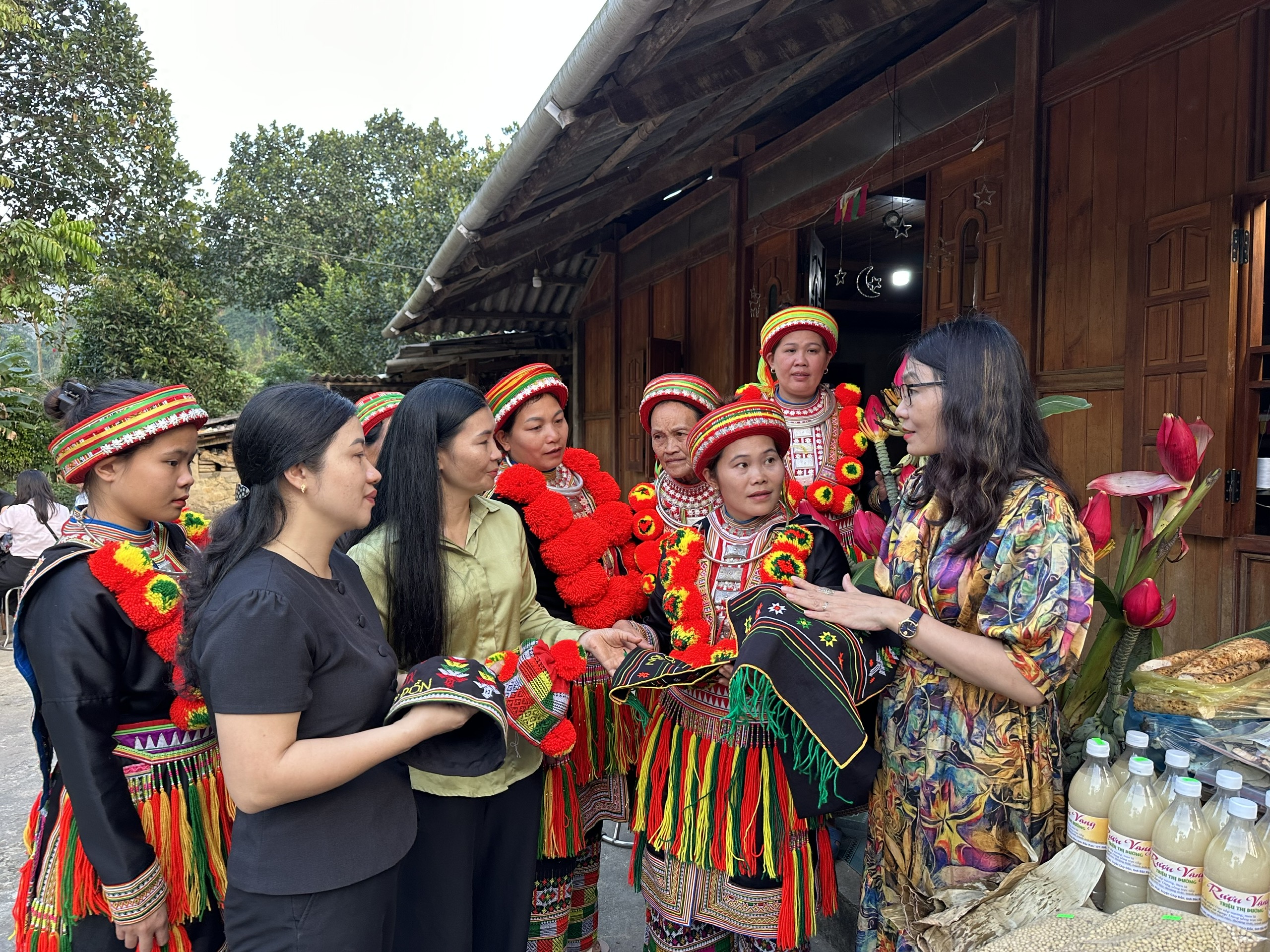 3__Gioi_thieu_cho_du_khach_tham_quan_ve_san_pham_theu_hoa_van_tren_trang_phuc_nguoi_Dao_Do_d3337