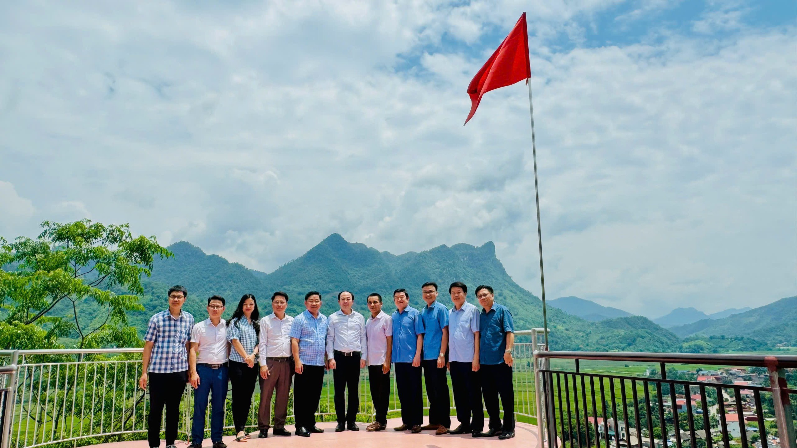 9-3__Doan_Cong_tac_cua_lanh_dao_tinh_Bac_Kan_ghe_tham_diem_chek_in_Tai_Ngao__thon_Con_Poong_-_Nam_Cuong_ee725